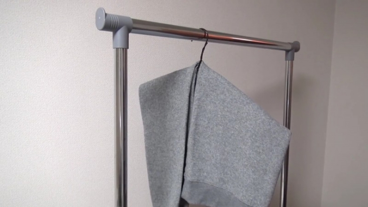 Illustration de l'article : C&rsquo;est incroyable de voir ce que cet homme peut faire avec de simples cintres!