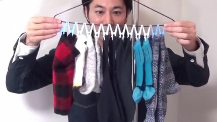 Illustration de l'article : C&rsquo;est incroyable de voir ce que cet homme peut faire avec de simples cintres!