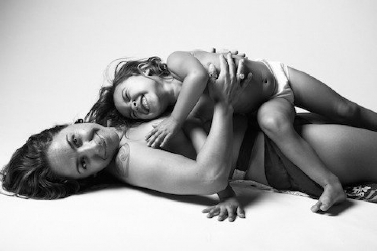 Illustration de l'article : Des clich&eacute;s qui montrent la r&eacute;alit&eacute; du corps apr&egrave;s l'accouchement. La beaut&eacute; sans artifices...