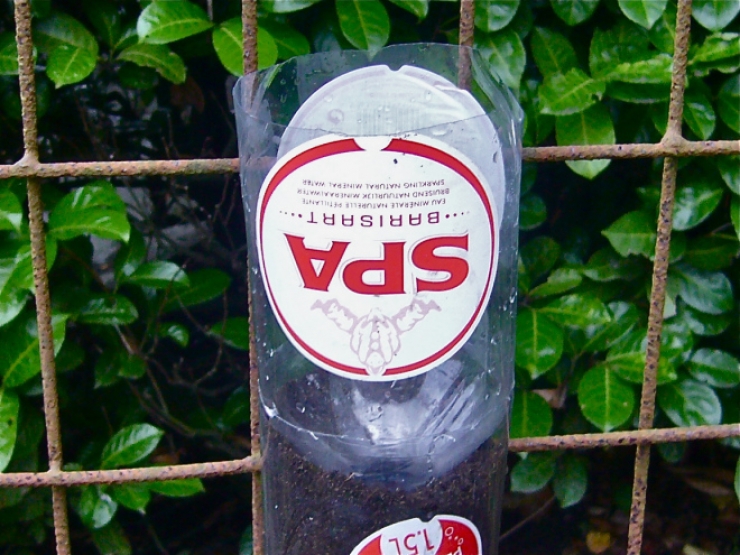 Illustration de l'article : Superposez des bouteilles afin de former une tour, puis versez de l'eau depuis le sommet. D'ici quelques semaines vous pourrez faire de d&eacute;licieux plats !