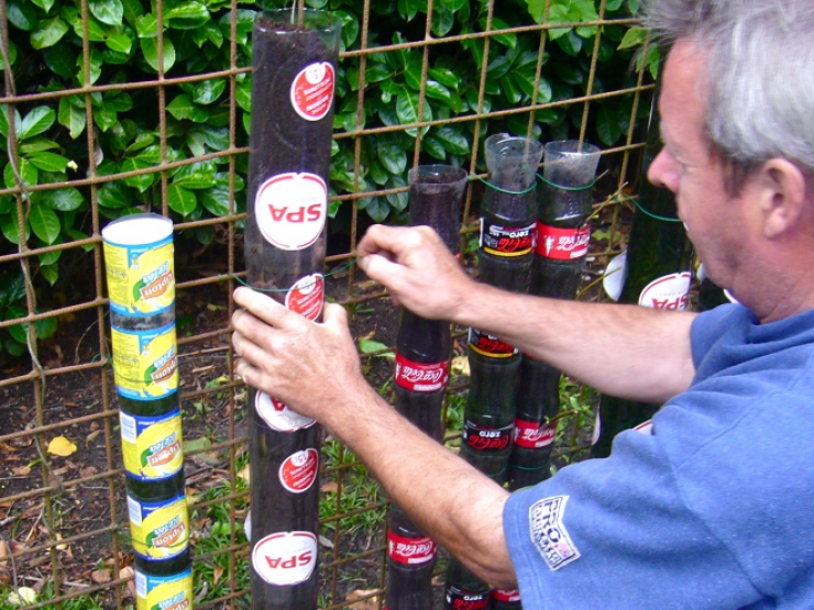 Illustration de l'article : Superposez des bouteilles afin de former une tour, puis versez de l'eau depuis le sommet. D'ici quelques semaines vous pourrez faire de d&eacute;licieux plats !