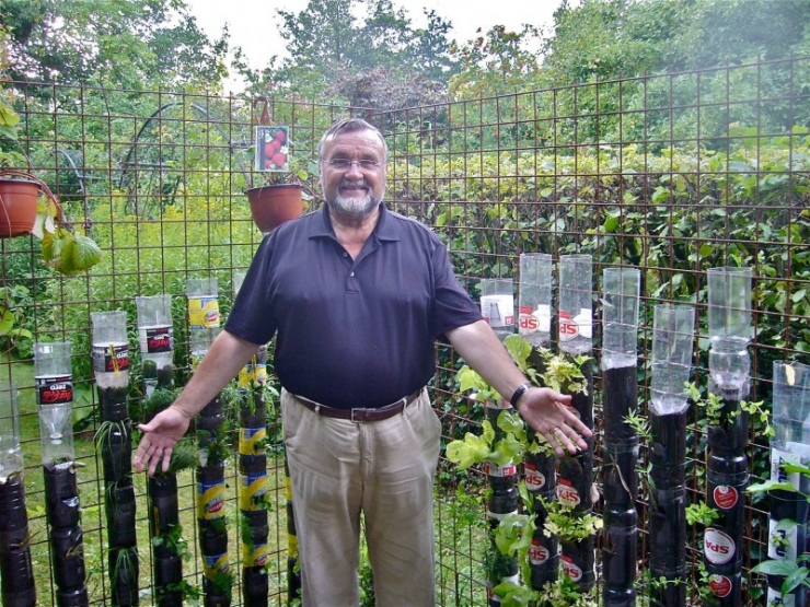 Illustration de l'article : Superposez des bouteilles afin de former une tour, puis versez de l'eau depuis le sommet. D'ici quelques semaines vous pourrez faire de d&eacute;licieux plats !