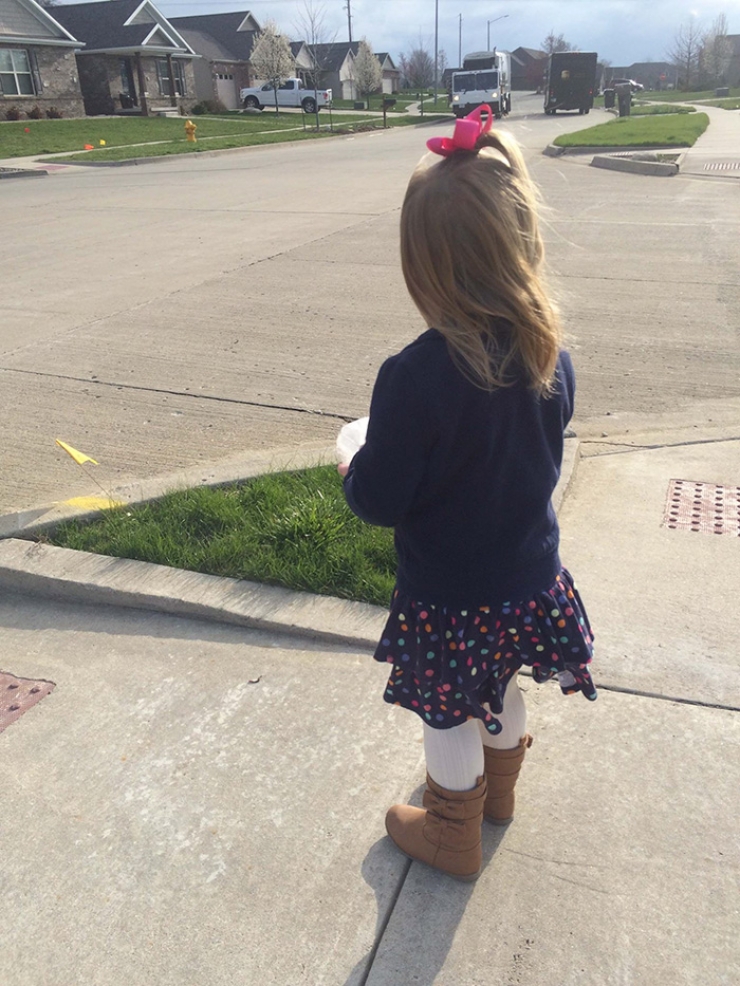 Illustration de l'article : Cette petite princesse est fan de cet &eacute;boueur au grand coeur ! Voici le cadeau qu'il lui a fait: 