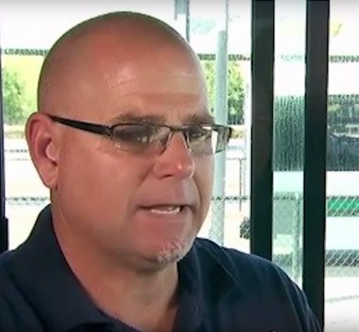 Illustration de l'article : En voyant un garçon de 3 ans monter dans son bus, ce chauffeur a un plan génial pour piéger le kidnappeur qui l'accompagne !