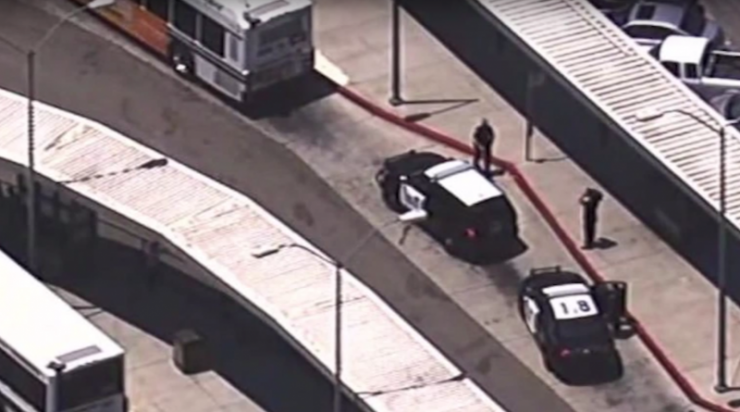 Illustration de l'article : En voyant un garçon de 3 ans monter dans son bus, ce chauffeur a un plan génial pour piéger le kidnappeur qui l'accompagne !