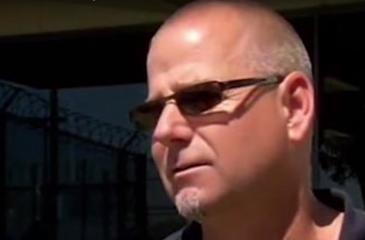 Illustration de l'article : En voyant un garçon de 3 ans monter dans son bus, ce chauffeur a un plan génial pour piéger le kidnappeur qui l'accompagne !