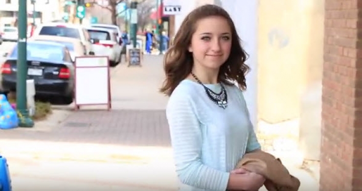 Illustration de l'article : Astuce: Voici 1 technique facile pour avoir les cheveux d&eacute;tach&eacute;s sans se prendre des m&egrave;ches dans les yeux !