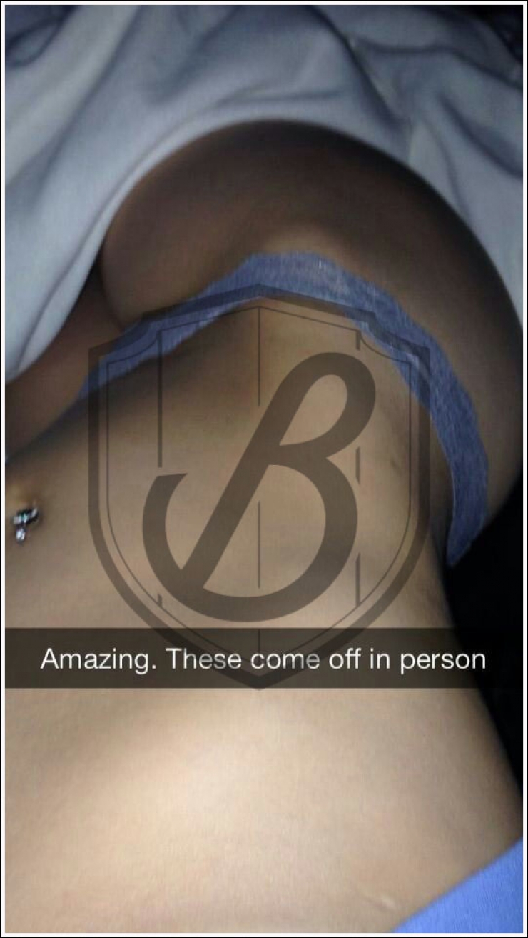 Illustration de l'article : Cette prof s'est fait prendre alors qu'elle envoyait des snaps très hot à ses élèves...