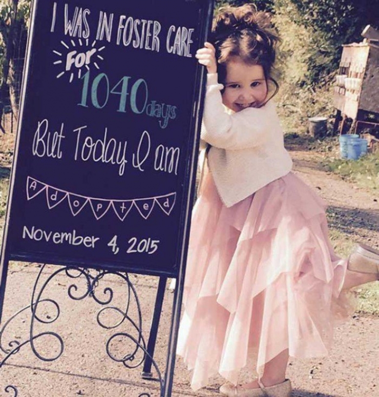 Illustration de l'article : Ces 15 enfants viennent enfin d&rsquo;&ecirc;tre adopt&eacute;s ! Des photos qui mettent du baume au coeur !