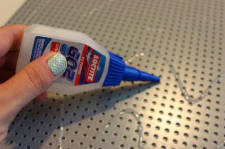 Illustration de l'article : Elle perce 2 trous dans une table Ikea pour cr&eacute;er une petite merveille bien pens&eacute;e ! 