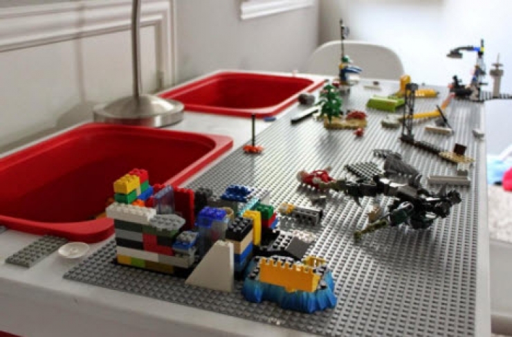 Illustration de l'article : Elle perce 2 trous dans une table Ikea pour cr&eacute;er une petite merveille bien pens&eacute;e ! 