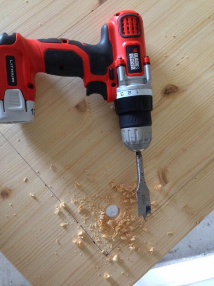 Illustration de l'article : Elle perce 2 trous dans une table Ikea pour cr&eacute;er une petite merveille bien pens&eacute;e ! 