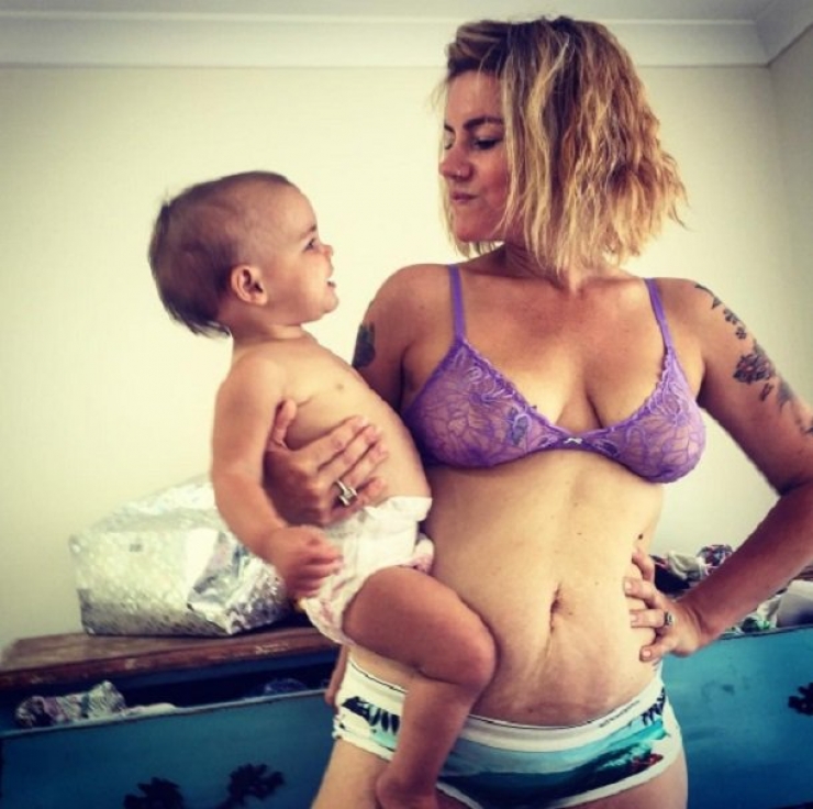 Illustration de l'article : Cette maman fi&egrave;re assume enti&egrave;rement son ventre apr&egrave;s l&rsquo;accouchement et veut d&eacute;culpabiliser celles qui n&rsquo;aiment pas leur corps post-grossesse !