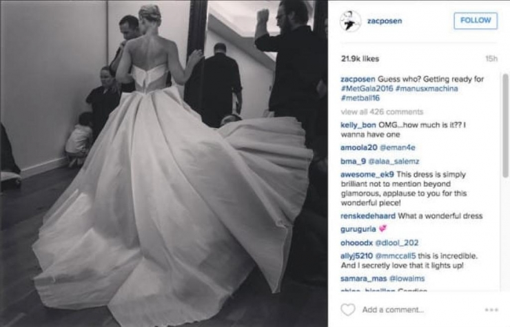 Illustration de l'article : Cette robe est magnifique mais elle révèle vraiment son charme une fois dans le noir ! MAGIQUE !