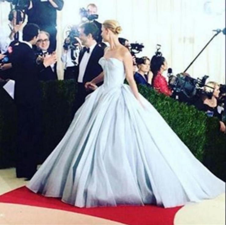 Illustration de l'article : Cette robe est magnifique mais elle révèle vraiment son charme une fois dans le noir ! MAGIQUE !