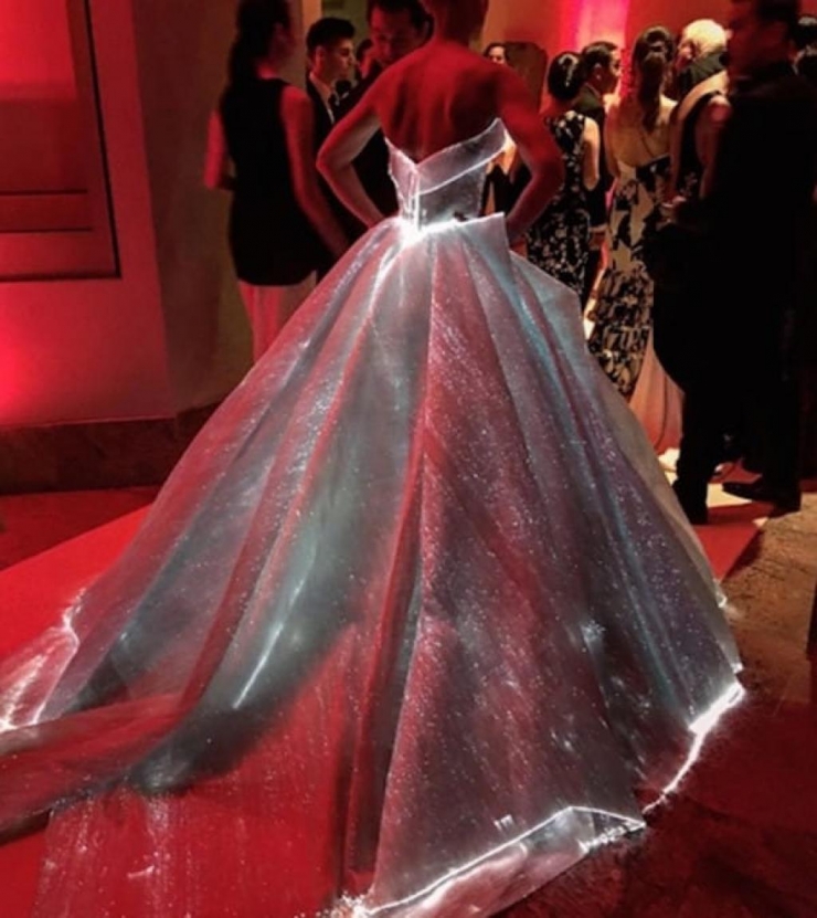 Illustration de l'article : Cette robe est magnifique mais elle révèle vraiment son charme une fois dans le noir ! MAGIQUE !