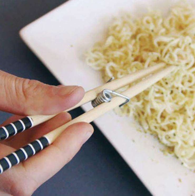 Illustration de l'article : 14 trucs que vous n&rsquo;imaginiez pas pouvoir faire avec de simples pinces &agrave; linge ! 