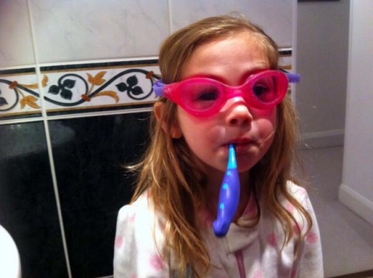 Illustration de l'article : Vous connaissiez ces 18 astuces &agrave; faire avec du dentifrice ? Sympa le truc des piq&ucirc;res...