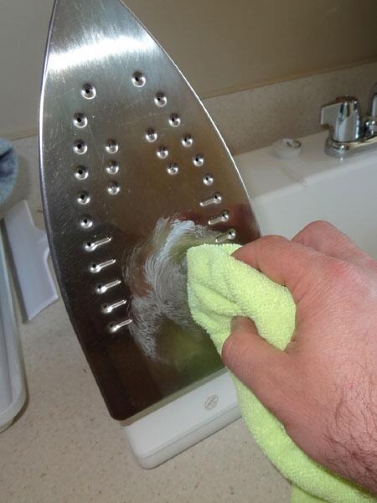 Illustration de l'article : Vous connaissiez ces 18 astuces &agrave; faire avec du dentifrice ? Sympa le truc des piq&ucirc;res...