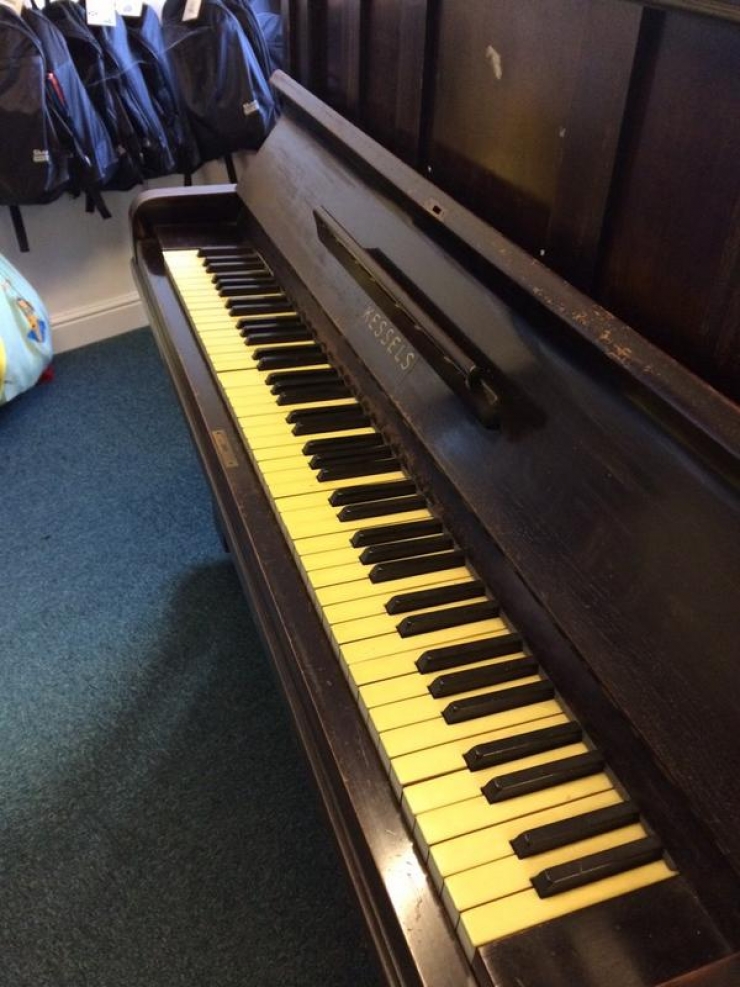 Illustration de l'article : Vous connaissiez ces 18 astuces &agrave; faire avec du dentifrice ? Sympa le truc des piq&ucirc;res...