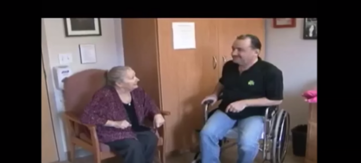 Illustration de l'article : Cette aide soignante ignore qu'on la filme alors qu'elle est occup&eacute;e &agrave; coller une couche sale sur le visage d'une patiente !