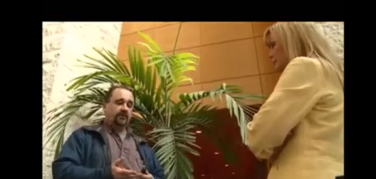 Illustration de l'article : Cette aide soignante ignore qu'on la filme alors qu'elle est occup&eacute;e &agrave; coller une couche sale sur le visage d'une patiente !