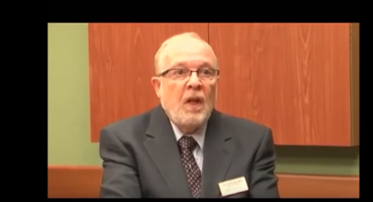 Illustration de l'article : Cette aide soignante ignore qu'on la filme alors qu'elle est occup&eacute;e &agrave; coller une couche sale sur le visage d'une patiente !