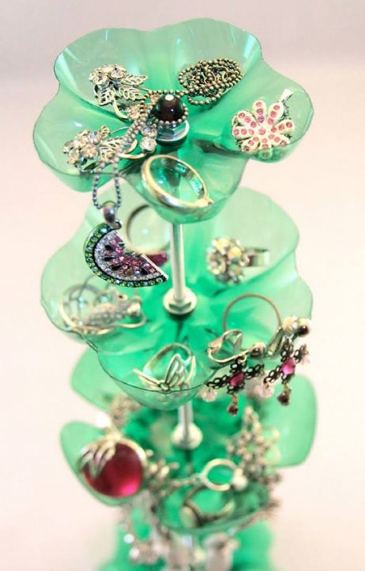 Illustration de l'article : Ne jetez plus vos bouteilles vides ! Voici 19 trucs fabuleux &agrave; faire avec ! 