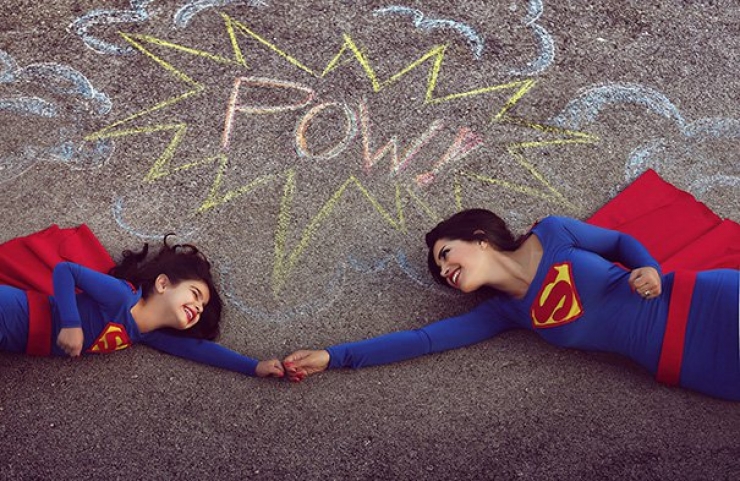 Illustration de l'article : Telle m&egrave;re, telle fille&hellip; Elles prennent la m&ecirc;me posture et nous offrent 15 photos adorables !