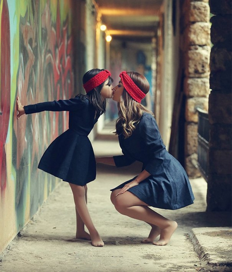 Illustration de l'article : Telle m&egrave;re, telle fille&hellip; Elles prennent la m&ecirc;me posture et nous offrent 15 photos adorables !