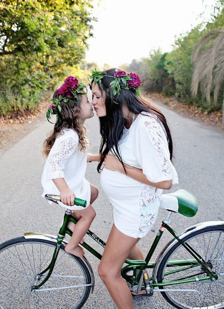 Illustration de l'article : Telle m&egrave;re, telle fille&hellip; Elles prennent la m&ecirc;me posture et nous offrent 15 photos adorables !