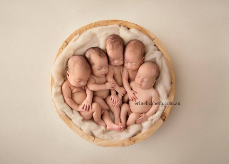 Illustration de l'article : Une maman Australienne met des quintuplés au monde et les présente au monde à travers des photos touchantes !