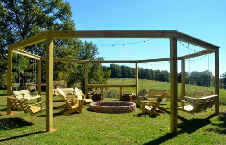 Illustration de l'article : Il ont cr&eacute;&eacute; cette structure, y ont ajout&eacute; des balan&ccedil;oires et se sont retrouv&eacute;s avec un endroit de r&ecirc;ve !