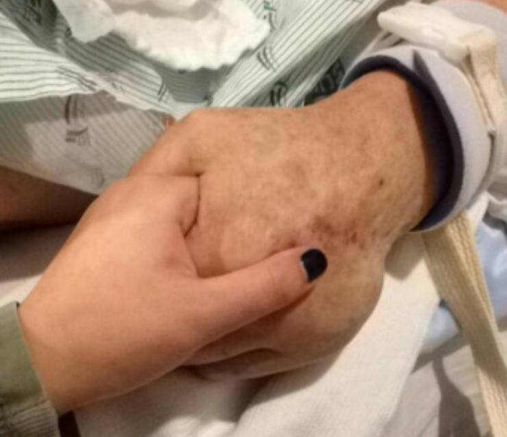 Illustration de l'article : Pendant qu&rsquo;elle est assise &agrave; c&ocirc;t&eacute; de son papy mourant, les portes s&rsquo;ouvrent et elle re&ccedil;oit une visite inattendue...