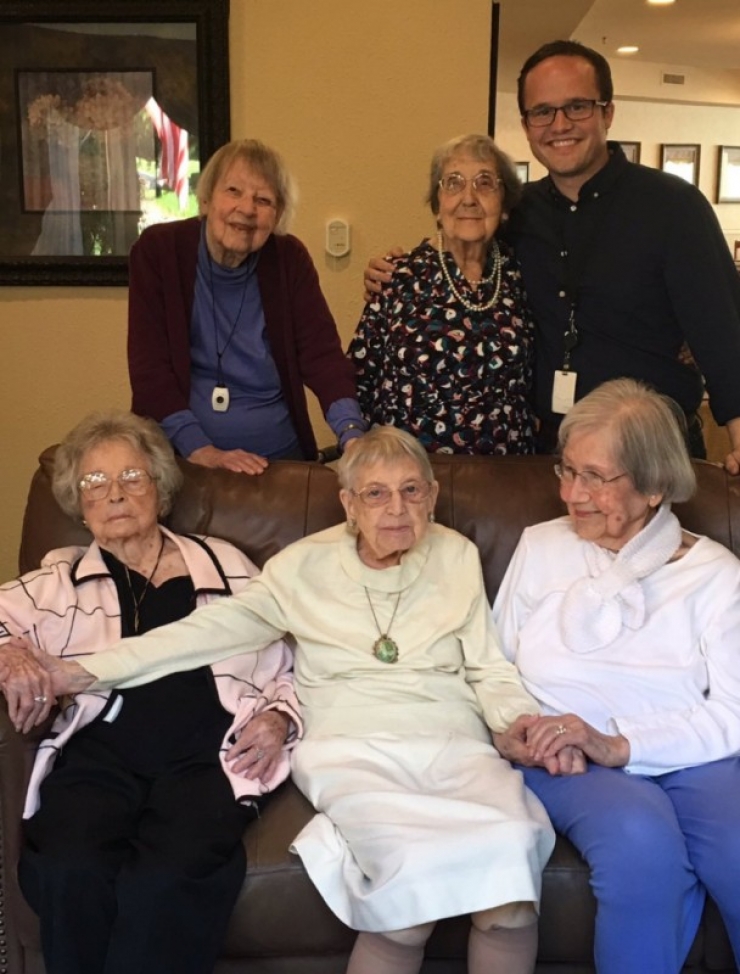 Illustration de l'article : Pendant qu&rsquo;elle est assise &agrave; c&ocirc;t&eacute; de son papy mourant, les portes s&rsquo;ouvrent et elle re&ccedil;oit une visite inattendue...