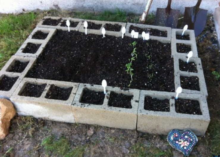 Illustration de l'article : Comment organiser votre jardin avec de simples blocs de béton ? Voici 30 idées très sympa...