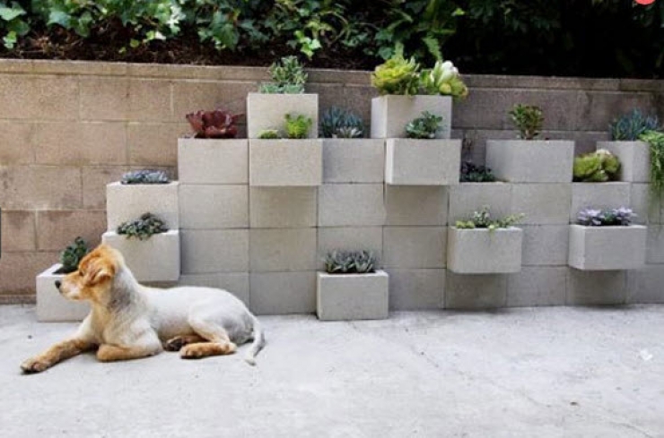 Illustration de l'article : Comment organiser votre jardin avec de simples blocs de béton ? Voici 30 idées très sympa...