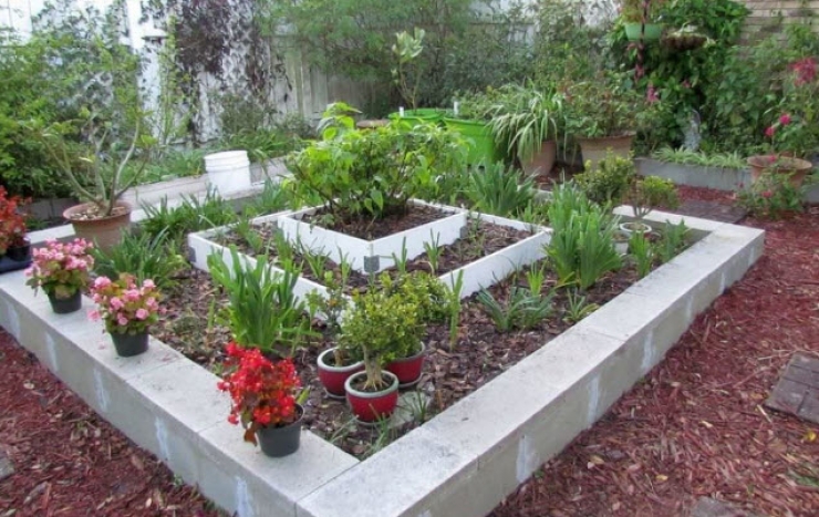 Illustration de l'article : Comment organiser votre jardin avec de simples blocs de béton ? Voici 30 idées très sympa...