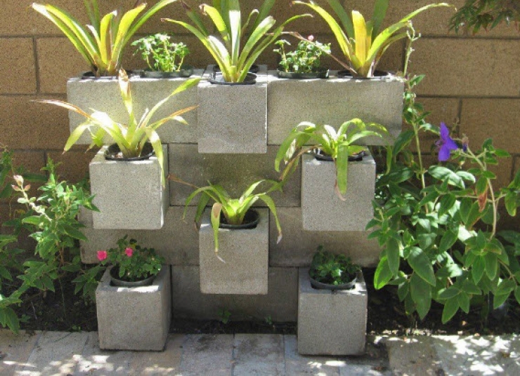 Illustration de l'article : Comment organiser votre jardin avec de simples blocs de béton ? Voici 30 idées très sympa...