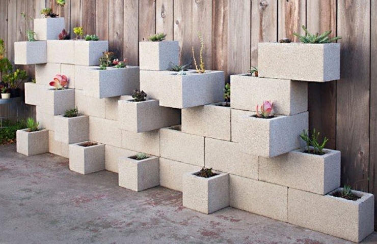 Illustration de l'article : Comment organiser votre jardin avec de simples blocs de béton ? Voici 30 idées très sympa...