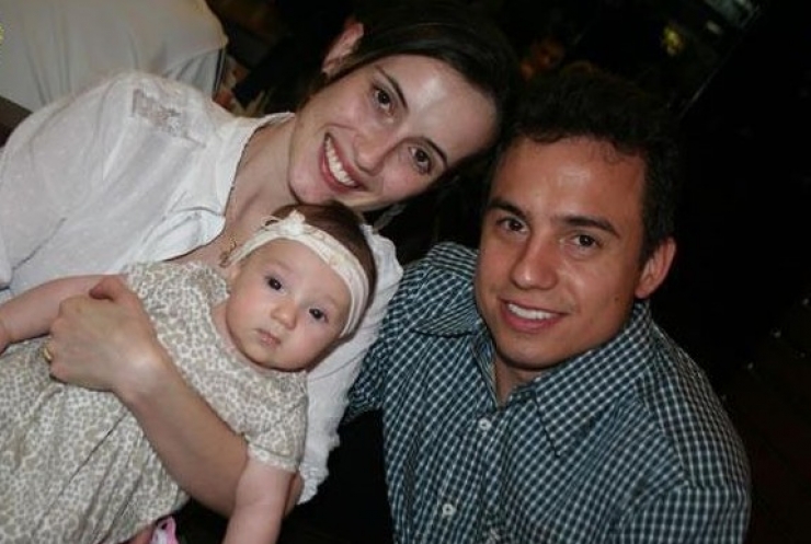 Illustration de l'article : 4 ans après le décès de sa femme, le mari et sa fille lui rendent un hommage qui a ému la terre entière !