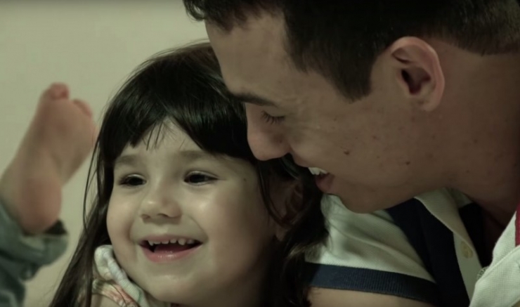 Illustration de l'article : 4 ans après le décès de sa femme, le mari et sa fille lui rendent un hommage qui a ému la terre entière !