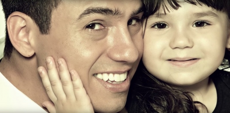 Illustration de l'article : 4 ans après le décès de sa femme, le mari et sa fille lui rendent un hommage qui a ému la terre entière !