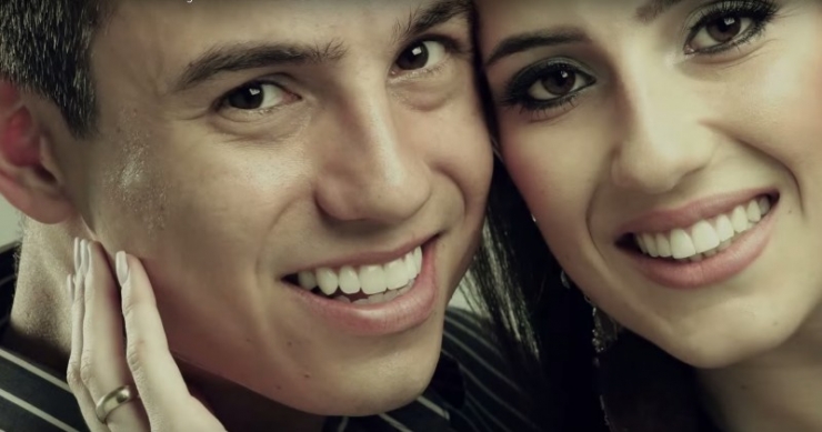 Illustration de l'article : 4 ans après le décès de sa femme, le mari et sa fille lui rendent un hommage qui a ému la terre entière !