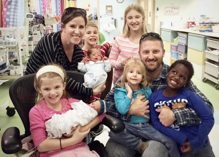 Illustration de l'article : Ce bébé né sans cerveau aurait été abandonné par sa mère sans l’arrivée de ce couple...