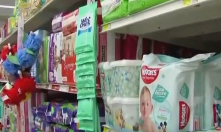 Illustration de l'article : 3 ans apr&egrave;s le d&eacute;c&egrave;s du papa, un policier tombe sur les 6 enfants du d&eacute;funt, pieds nus dans un magasin ! Une sc&egrave;ne qui le brise de l'int&eacute;rieur&hellip; 