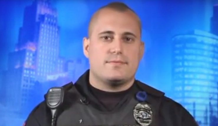 Illustration de l'article : 3 ans apr&egrave;s le d&eacute;c&egrave;s du papa, un policier tombe sur les 6 enfants du d&eacute;funt, pieds nus dans un magasin ! Une sc&egrave;ne qui le brise de l'int&eacute;rieur&hellip; 