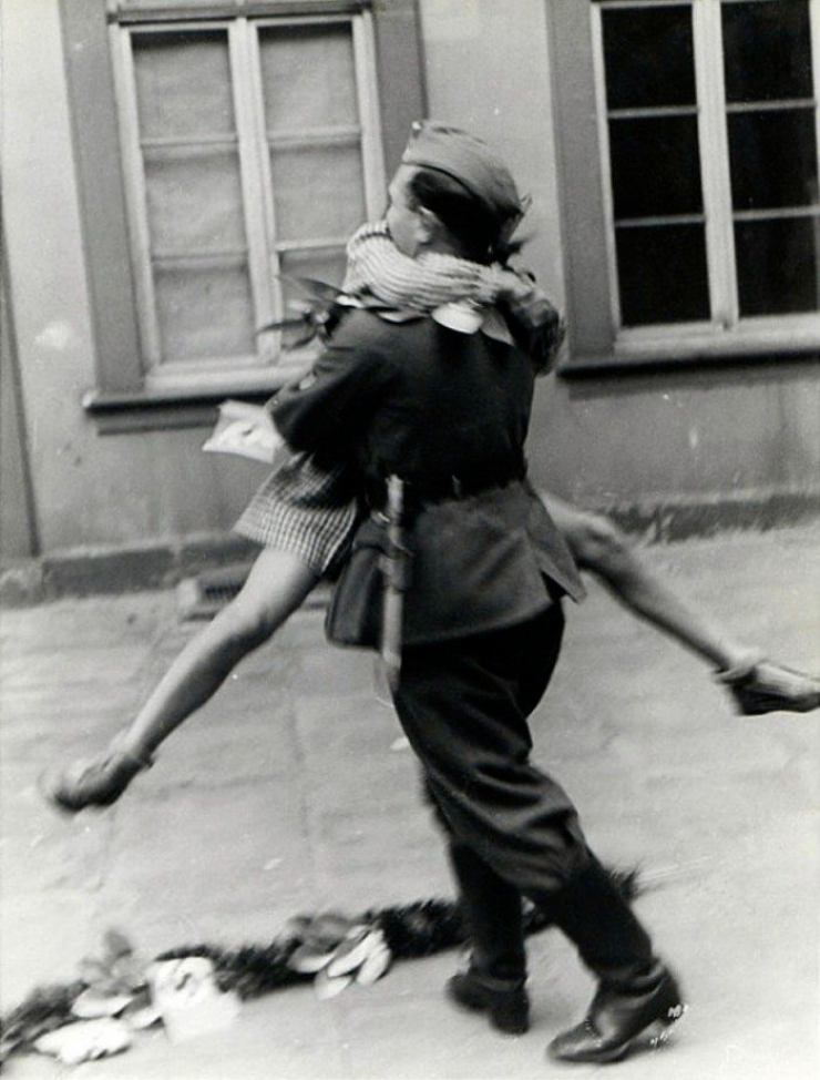 Illustration de l'article : L’amour persiste via les photos, même si la guerre sépare les amoureux… La preuve en 14 images !