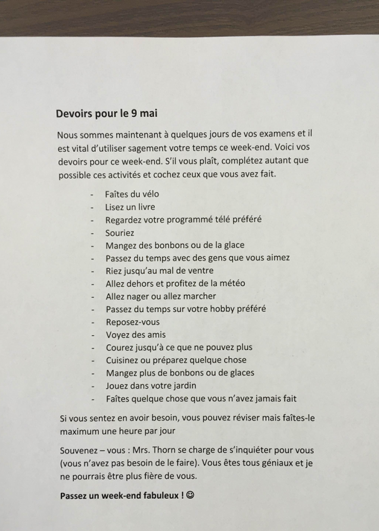Illustration de l'article : Elle donne une liste de devoirs spéciaux à ses élèves avant les examens… Ils ne s’attendaient pas à cela !
