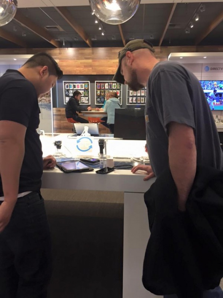 Illustration de l'article : Une conductrice lit la pancarte d'un SDF et se stoppe pour l'aider. 2h plus tard, ça va au-delà de ce qu'elle imaginait !